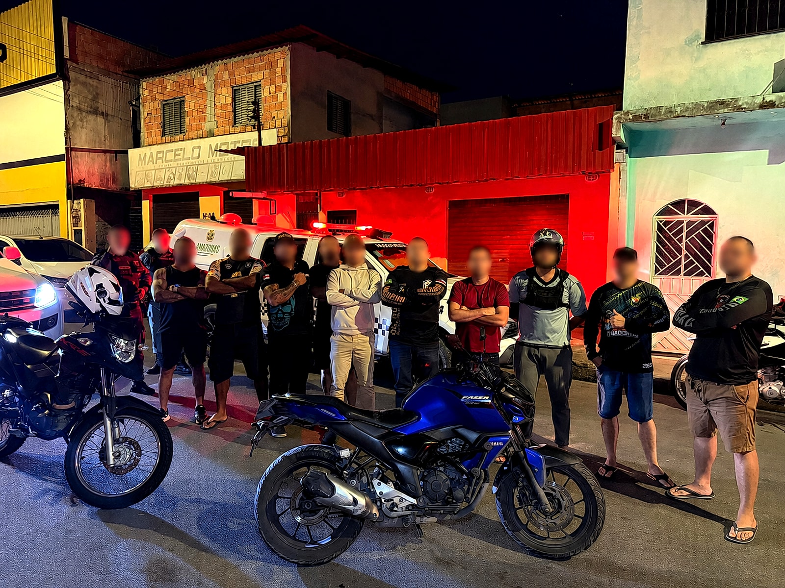 Equipe de resgate da Eterno Rastreadores ao lado da Polícia Militar do Amazonas com motos recuperadas durante operação noturna