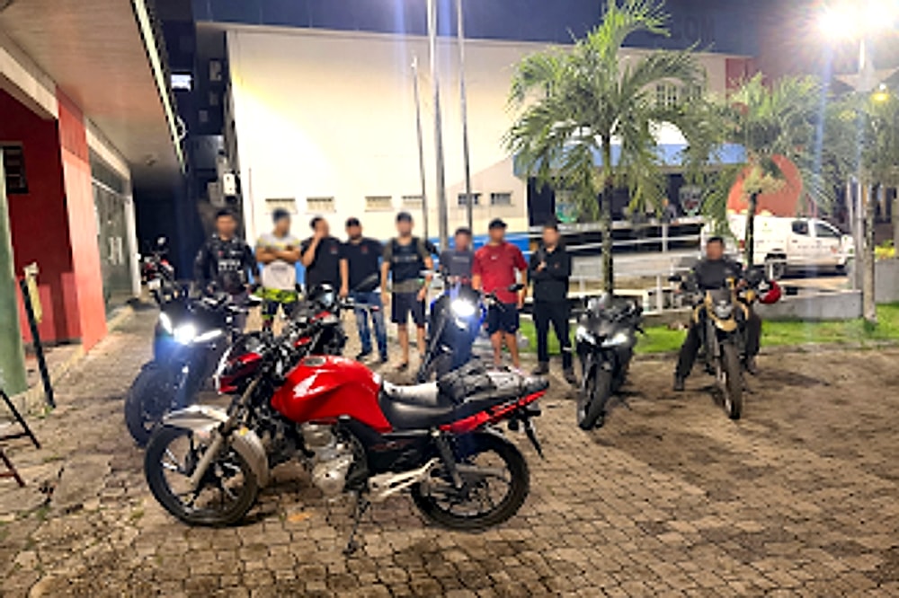 Diversas motos recuperadas enfileiradas com a equipe de resgate da Eterno Rastreadores